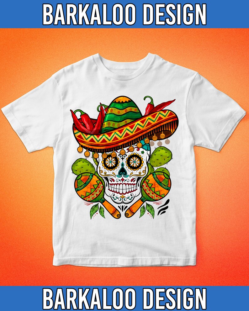 Op de afbeelding: Wit T-shirt met een kleurrijke D&iacute;a de Muertos suiker schedel die een sombrero draagt en maracas vasthoudt. De schedel heeft groene, gele en rode details. De sombrero heeft groene, gele en rode strepen. De maracas zijn geel, rood en groen.