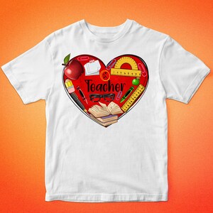 Pode incluir: Camiseta branca com um design de cora&ccedil;&atilde;o vermelho que apresenta v&aacute;rios materiais escolares, incluindo uma ma&ccedil;&atilde; vermelha, um l&aacute;pis, uma r&eacute;gua, um livro e um par de &oacute;culos. O texto "Teacher" est&aacute; dentro do cora&ccedil;&atilde;o.