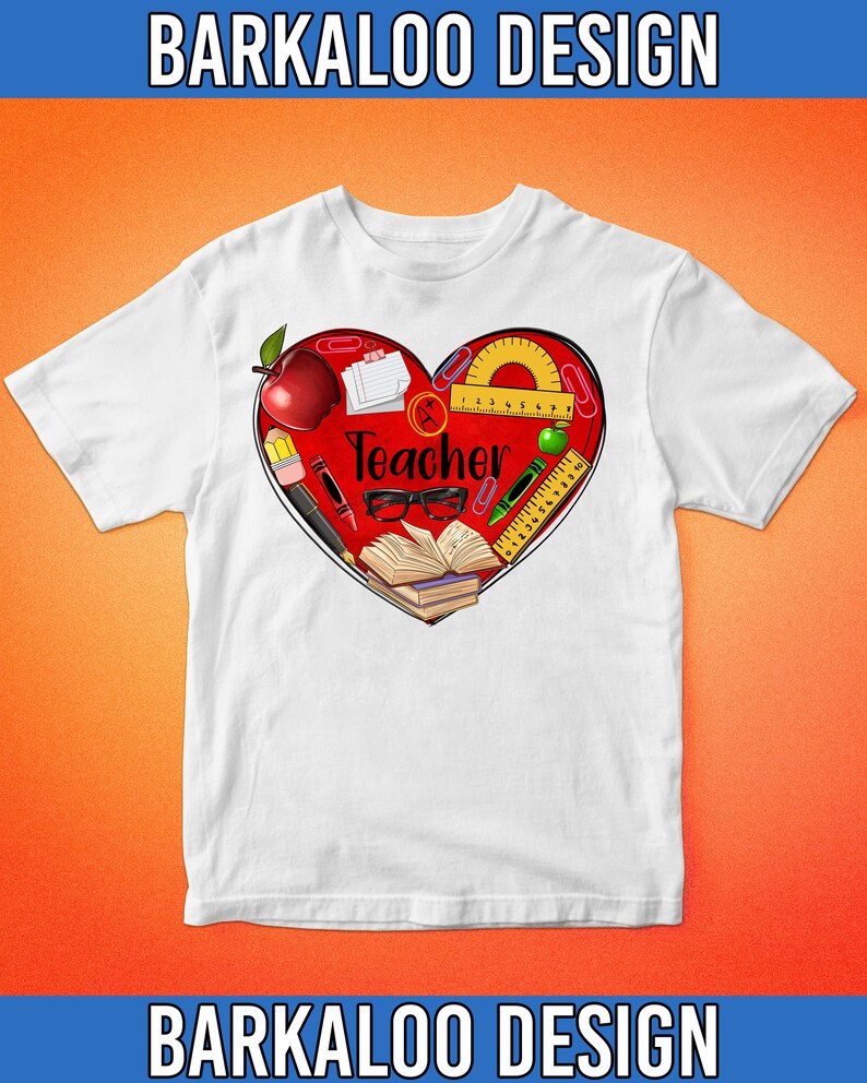 Pode incluir: Camiseta branca com um design de cora&ccedil;&atilde;o vermelho que apresenta v&aacute;rios materiais escolares, incluindo uma ma&ccedil;&atilde; vermelha, um l&aacute;pis, uma r&eacute;gua, um livro e um par de &oacute;culos. O texto "Teacher" est&aacute; dentro do cora&ccedil;&atilde;o.