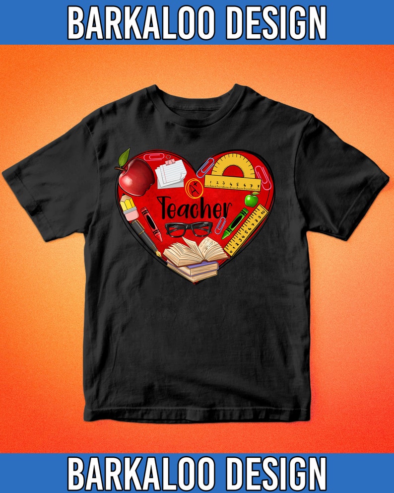 Pode incluir: Camiseta preta com um design de cora&ccedil;&atilde;o vermelho que apresenta v&aacute;rios materiais escolares, incluindo uma ma&ccedil;&atilde;, l&aacute;pis, uma r&eacute;gua e um livro. O cora&ccedil;&atilde;o tamb&eacute;m inclui a palavra "Teacher".