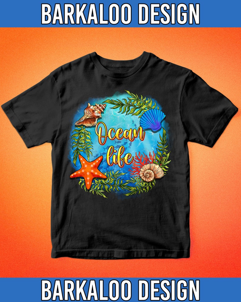 Op de afbeelding: Zwart T-shirt met een kleurrijk ontwerp van zeeleven. Het ontwerp bevat een zeester, schelpen, zeewier en de tekst "Ocean life".