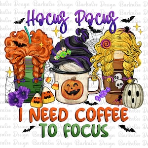 Puede incluir: Una ilustración de temática de Halloween con tres brujas sosteniendo tazas de café. Las tazas están decoradas con calabazas, calaveras y caramelos. El texto "Hocus Pocus I Need Coffee To Focus" está escrito en letras moradas y negras.