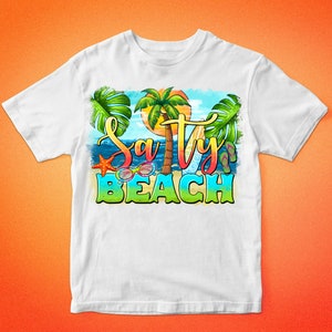 Pu&ograve; includere: Maglietta bianca con un design grafico colorato che presenta palme, una tavola da surf, occhiali da sole, infradito e il testo "Salty Beach".