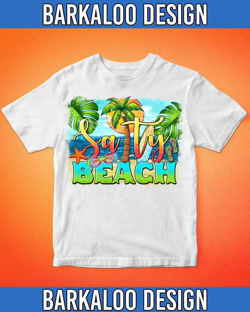 Pu&ograve; includere: Maglietta bianca con un design grafico colorato che presenta palme, una tavola da surf, occhiali da sole, infradito e il testo "Salty Beach".