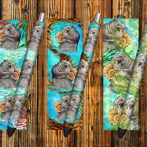 Op de afbeelding: Set van vijf kleurrijke pennen met een zeeootterontwerp. Elke pen heeft een andere otter die een schelp vasthoudt, omringd door afbeeldingen met een oceaan-thema zoals zeewier, koraal en bubbels. De pennen zijn perfect om een ​​toets van whimsy toe te voegen aan je schrijven.