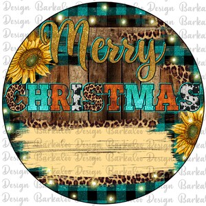 Pu&ograve; includere: Uno sfondo rotondo a quadri blu-verde e nero con una sovrapposizione di venature di legno. Le parole "Merry Christmas" sono in lettere dorate glitter con contorno turchese. Le lettere sono circondate da un motivo leopardato e mucca. Ci sono due girasoli su entrambi i lati del design.