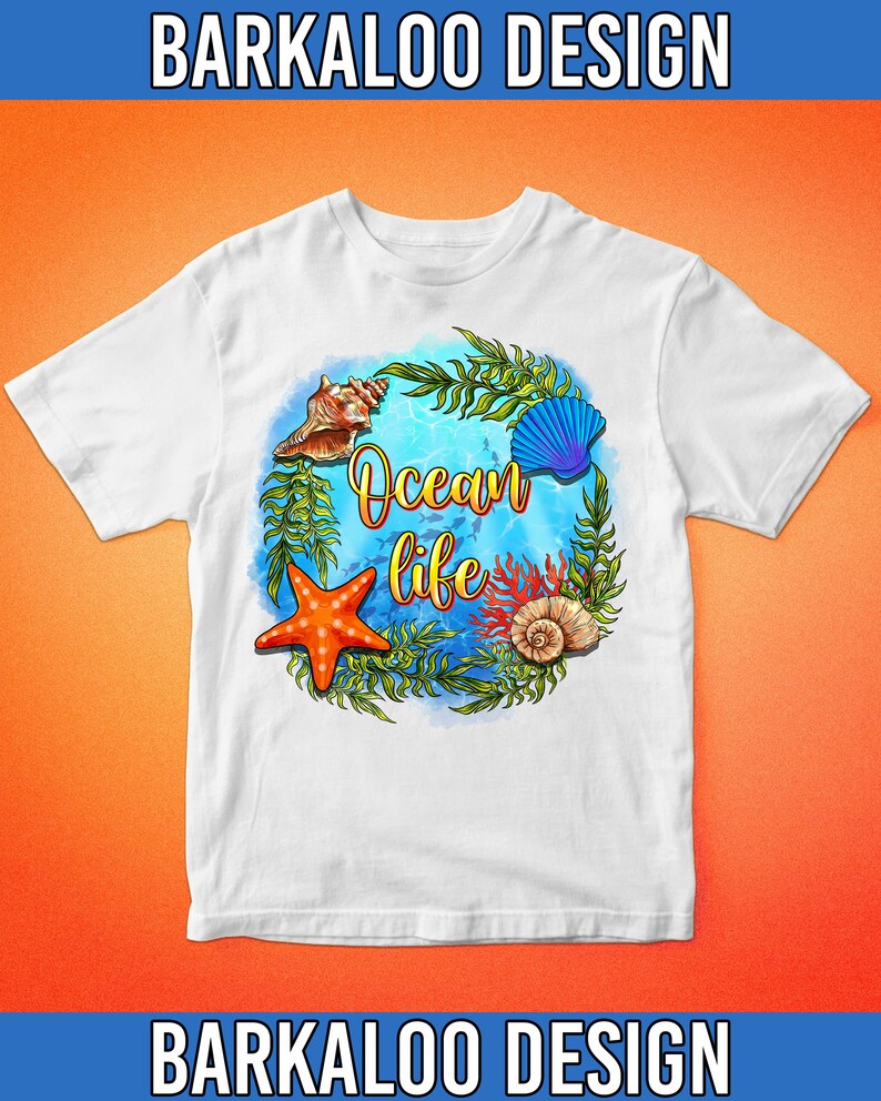 Op de afbeelding: Wit T-shirt met een blauw, groen en oranje ontwerp van zeeleven. Het ontwerp bevat een zeester, schelpen, zeewier en de tekst "Ocean life".