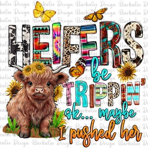 Puede incluir: Una vaca Highland marrón y blanca con una corona de girasoles se sienta frente al texto "Heifers be trippin' ok... maybe I pushed her". El texto está en una fuente colorida y estampada.