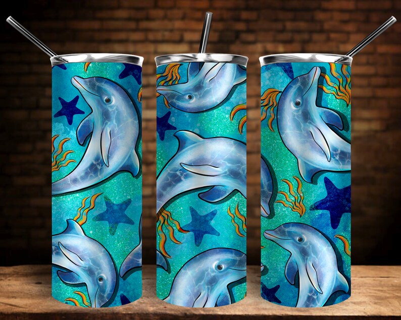 Puede incluir: Un vaso de acero inoxidable con un dise&ntilde;o turquesa y azul que presenta un patr&oacute;n repetido de delfines y estrellas de mar.