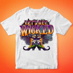 K&ouml;nnte beinhalten: Wei&szlig;es T-Shirt mit einem grafischen Aufdruck von Hexenstiefeln und dem Text "Let's Get Wicked".
