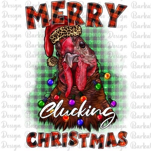 Puede incluir: Un fondo rojo y blanco a cuadros con un pavo que lleva un gorro de Papá Noel y una cadena de luces navideñas. El texto "Merry Clucking Christmas" está escrito en letras rojas y blancas a cuadros.