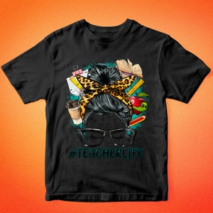 Może przedstawiać: Czarny T-shirt z grafiką przedstawiającą kobietę z włosami upiętymi w kok z kokardą w panterkę. Kok jest ozdobiony przyborami szkolnymi, w tym oł&oacute;wkiem, linijką, jabłkiem i książką. Pod grafiką znajduje się napis "#TEACHERLIFE".