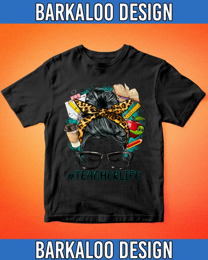 Może przedstawiać: Czarny T-shirt z grafiką przedstawiającą kobietę z włosami upiętymi w kok z kokardą w panterkę. Kok jest ozdobiony przyborami szkolnymi, w tym oł&oacute;wkiem, linijką, jabłkiem i książką. Pod grafiką znajduje się napis "#TEACHERLIFE".