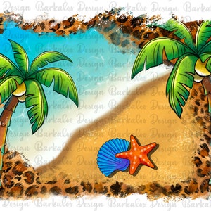 Puede incluir: Una ilustración digital de una escena de playa con dos palmeras, una concha y una estrella de mar en una playa de arena con un fondo de estampado de leopardo.