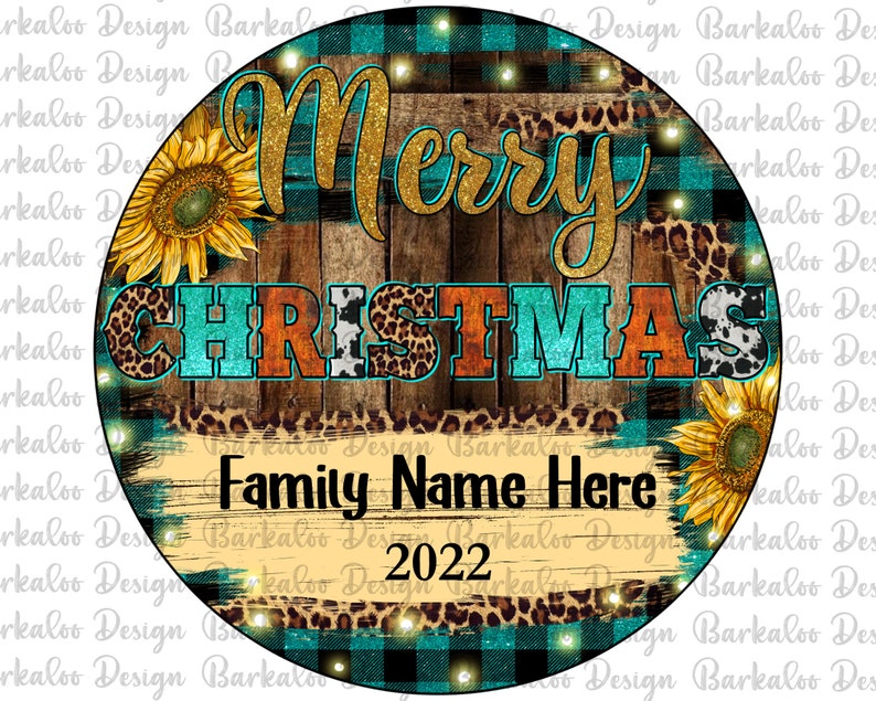 Pu&ograve; includere: Un ornamento natalizio rotondo a quadri blu-verde e nero con uno sfondo in legno. L'ornamento presenta le parole "Buon Natale" in lettere dorate con glitter e un design a girasole. Il testo "Nome della famiglia qui 2022" &egrave; scritto in nero su uno sfondo bianco.