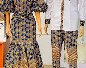Op de afbeelding: Een bijpassende outfitset bestaande uit een wit overhemd met lange mouwen met een gepatroneerde zoom en een gele, blauwe en zwarte gepatroneerde rok met een aansluitend bovenstuk en een zwierige rok.