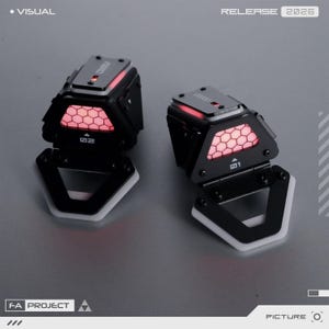 Puede incluir: Dos dispositivos mecánicos negros con patrones hexagonales que brillan en rojo en los paneles frontales. Cada unidad cuenta con una placa superior con detalles de luz roja, una base triangular con borde blanco y etiquetas Q1 y Q2.