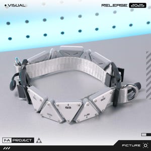 Puede incluir: Un collar de estilo futurista con una correa blanca y componentes triangulares grises. El collar tiene cierres negros y herrajes metálicos. El texto "RELEASE 2025" es visible. El producto está etiquetado como "F-A PROJECT" y "VISUAL".
