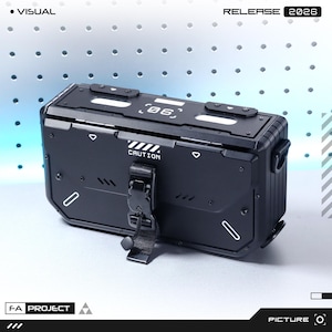 Op de afbeelding: Een zwarte rechthoekige koffer met een futuristisch ontwerp. Op de koffer staan de teksten "CAUTION" en "06". De koffer heeft een zwarte riem met een gesp. De teksten "RELEASE 2026" en "F-A PROJECT" zijn ook zichtbaar.