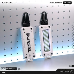 Può includere: Due portachiavi rettangolari bianchi con dettagli neri e una clip nera. Un portachiavi mostra uno schermo digitale con un motivo verde e bianco. L'altro portachiavi ha il testo "LEO" e "VSN" in nero. Il testo "RELEASE 2025" è in alto.