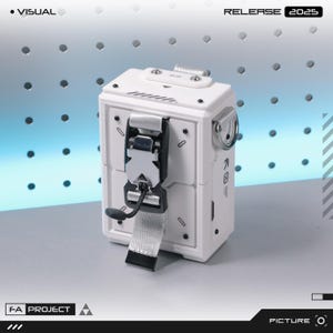 Puede incluir: Una caja blanca de aspecto futurista con una hebilla y una correa plateadas. La caja tiene un asa y varias marcas, incluyendo el texto "VISUAL" y "RELEASE 2025". La parte inferior de la imagen tiene el texto "F-A PROJECT" y "PICTURE".