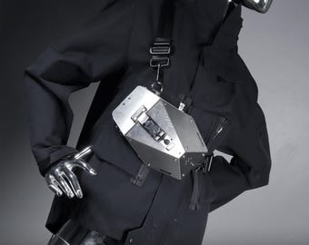 Sac bandoulière polygonal blindé en acier inoxydable | Coffret utilitaire industriel rétro-futuriste de style science-fiction