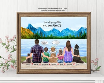 Puede incluir: Una ilustración de acuarela de una familia y sus mascotas frente a un paisaje de montaña. El texto "You left paw prints on our hearts" está en la parte superior de la imagen. La familia está de pie en un muelle de madera con sus nombres escritos debajo. Las mascotas son un perro, un gato y un perro con alas de ángel.