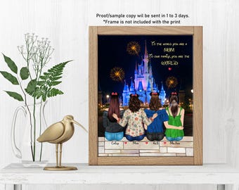 Puede incluir: Una impresión enmarcada con una foto de cuatro mujeres de pie frente al Castillo de Cenicienta en Walt Disney World. Las mujeres visten camisas coloridas y jeans. El texto en la impresión dice "To the world you are a Mom, To our family you are the world."
