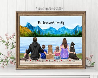 Puede incluir: Una pintura de acuarela de una familia con dos perros y un paisaje de montaña en el fondo. La familia está sentada en un muelle de madera. El texto "The Johnson's Family" está en la parte superior de la pintura.