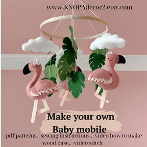 Könnte beinhalten: Ein DIY-Babymobil-Set mit rosa Flamingos, grünen Blättern und weißen Wolken. Das Set beinhaltet PDF-Muster, Näh-Anleitungen, ein Video-Tutorial zur Herstellung der Holzbasis und ein Video-Näh-Tutorial. www.KNOPAdecor2.etsy.com