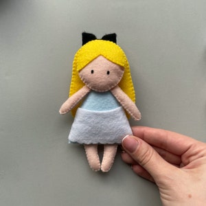 Modello pdf Alice nel Paese delle Meraviglie ornamento in feltro Modello in peluche Alice ornamento carino modello bambola tutorial peluche fatto a mano