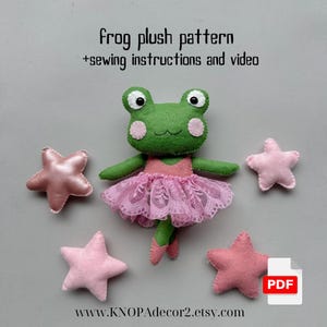 Könnte beinhalten: Ein grüner Filz-Frosch, der ein rosafarbenes Tutu trägt und einen rosafarbenen Stern hält. Der Frosch ist ein Nähmuster mit Anleitung und Video. Der Text "Frog plush pattern +sewing instructions and video" befindet sich oben im Bild. Der Text "www.KNOPAdecor2.etsy.com" befindet sich unten im Bild. Der Text "PDF" befindet sich in einem weißen Kasten mit rotem Rand.