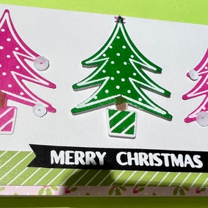 Alberi di Natale rosa e verdi
