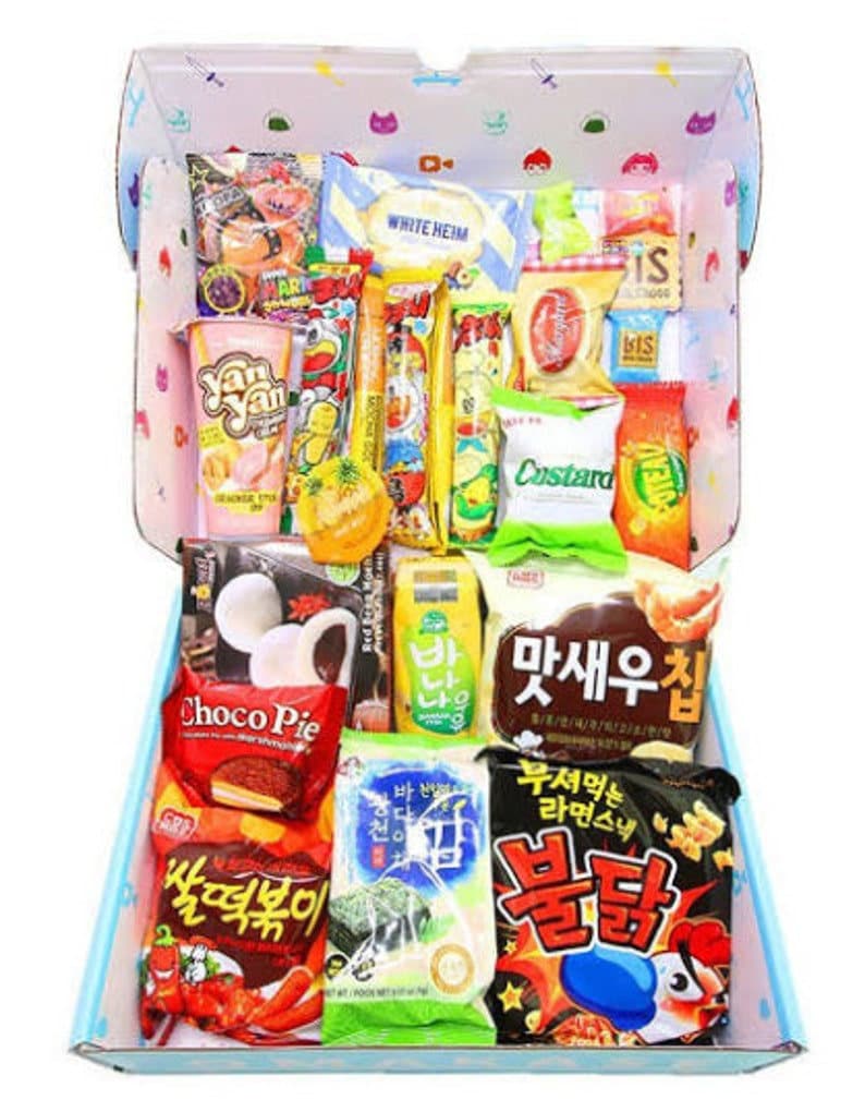 Japanese Snacks and Drink Care Package Snack Gift Box (8 Count) -  Assortment of Pocky Sticks, Yan Yan, Hello Panda, Koala, GGE, Candy, Ramune  Soda 