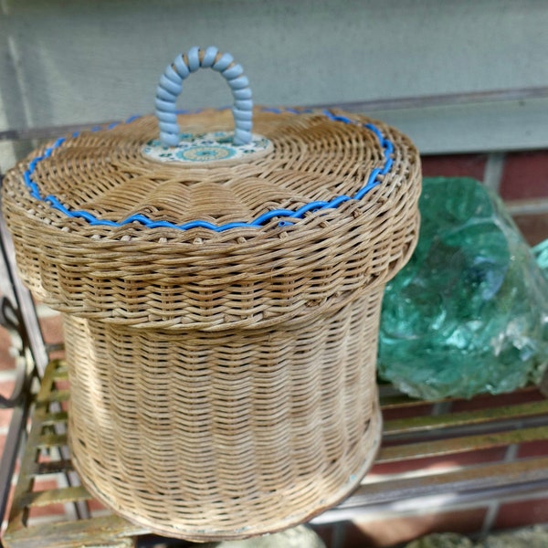 Vintage - Mid Century Lidded Sewing Basket / Craft Lidded Basket / Home Decor / Knick Knack Basket / New Home Gift / Cottage Core
