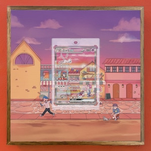 Puede incluir: Una obra de arte enmarcada representa una escena callejera vibrante con figuras de dibujos animados y edificios bajo un cielo de atardecer. Se muestra una tarjeta coleccionable, con un personaje y texto japonés. La obra de arte está encerrada en un marco de madera.