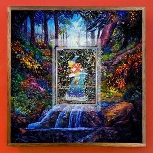 Puede incluir: Una obra de arte enmarcada que presenta una escena de bosque vibrante y colorida con una cascada. Una carta coleccionable con una ilustración de Magikarp está centrada en el marco. La obra de arte está sobre un fondo naranja.