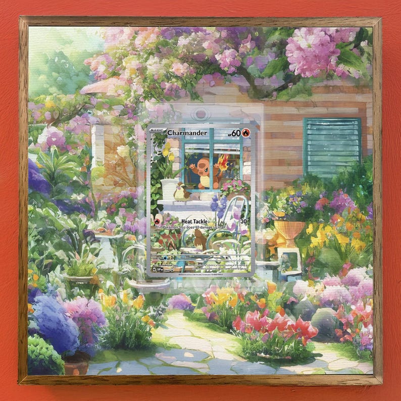 K&ouml;nnte beinhalten: Eine Pokemon-Sammelkarte mit Charmander, einem Feuer-Pok&eacute;mon, vor dem Hintergrund einer farbenfrohen Gartenszene. Die Karte zeigt Charmander, wie es aus einem Fenster schaut, mit einem Haus im Hintergrund. Der Kartentext lautet "Charmander" und "Hitzewelle".