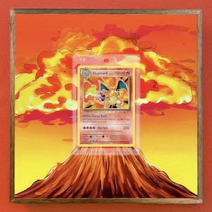 Op de afbeelding: Een ingelijst kunstwerk met een Charizard Pokémon-kaart, tegen een achtergrond van een vurige vulkaan en zonsondergang. De kaart zit in een beschermhoes, met de details van het personage. Het kunstwerk is ingelijst in een houten frame.