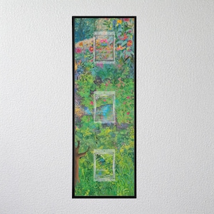 Peut inclure: Une impression encadrée d'une scène de nature avec trois cartes présentant un fond bleu et vert avec du texte blanc. Les cartes sont disposées verticalement au centre de l'impression.