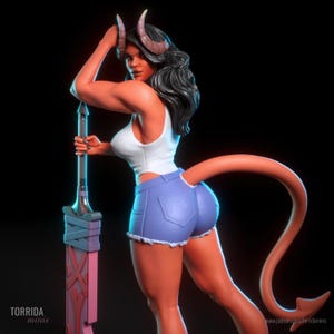 Puede incluir: Figura 3D de una demonio femenina con cabello oscuro, cuernos y cola. Viste una camiseta sin mangas blanca y pantalones cortos vaqueros azules, sosteniendo una gran espada. La figura tiene una complexión musculosa y está sobre un fondo negro.