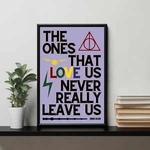 Könnte beinhalten: Ein gerahmter Druck mit helllila Hintergrund und schwarzem Text, der "The ones that love us never really leave us." lautet. Der Text ist von verschiedenen Harry-Potter-Symbolen in verschiedenen Farben umgeben. Am unteren Rand des Drucks steht "Sirius Black".