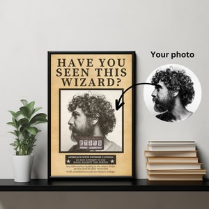 Può includere: Un manifesto di ricerca in stile vintage con il testo "Hai visto questo mago?" e una foto in bianco e nero di un uomo con i capelli ricci. Il manifesto ha una stella rossa su ogni lato del testo "Avvicinati con estrema cautela. Non tentare di usare la magia contro questa persona."