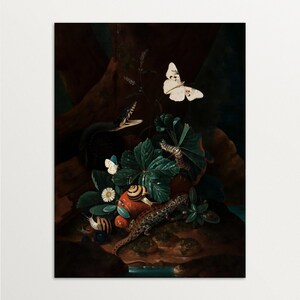 Puede incluir: Una pintura de bodeg&oacute;n que presenta una planta de hojas verdes oscuras con una mariposa blanca, una serpiente marr&oacute;n, un lagarto marr&oacute;n y negro y un caracol rojo y amarillo. La pintura est&aacute; sobre un fondo oscuro.