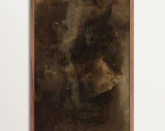 Könnte beinhalten: Abstrakter Kunstdruck in einem Holzrahmen. Das Kunstwerk zeigt eine Mischung aus braunen, beigen und dunklen Farbtönen, die einen strukturierten, aquarellartigen Effekt erzeugen. Der Rahmen ist ein warmes, mittleres Braun.