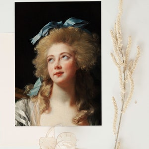 K&ouml;nnte beinhalten: Ein Gem&auml;lde einer Frau mit blonden Haaren und einem blauen Band im Haar. Sie tr&auml;gt ein wei&szlig;es Kleid und blickt nach oben und nach links. Der Hintergrund ist dunkel.