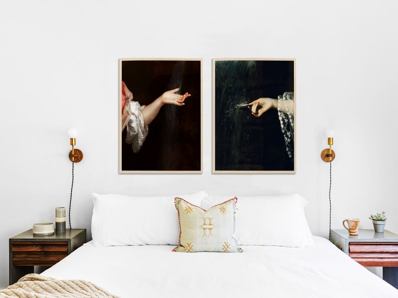 K&ouml;nnte beinhalten: Zwei gerahmte Kunstdrucke mit klassischen Gem&auml;lden von H&auml;nden. Einer zeigt eine ausgestreckte Hand, der andere eine zeigende Hand. Die Drucke haben dunkle Hintergr&uuml;nde und werden &uuml;ber einem Bett ausgestellt.