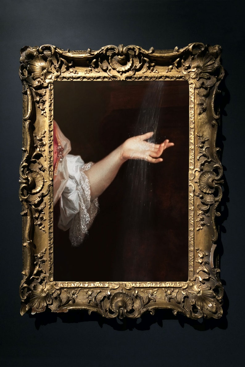 K&ouml;nnte beinhalten: Gem&auml;lde in einem verzierten Goldrahmen, das einen Arm einer Frau zeigt, der sich ausstreckt, um Wasser aufzufangen. Der Arm ist mit einem wei&szlig;en Spitzensaum geschm&uuml;ckt. Das Kunstwerk hat einen dunklen Hintergrund und h&auml;ngt an einer dunkelblauen Wand.