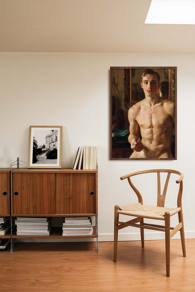 Puede incluir: Una pintura enmarcada de un hombre desnudo de pie en una habitaci&oacute;n con un espejo detr&aacute;s de &eacute;l. El hombre est&aacute; mirando directamente al espectador. La pintura est&aacute; en un marco marr&oacute;n y est&aacute; colgada en una pared blanca.