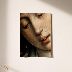 K&ouml;nnte beinhalten: Eine Nahaufnahme eines Gem&auml;ldes, das das Gesicht einer Frau mit Tr&auml;nen zeigt, die ihr &uuml;ber die Wangen laufen. Die Augen der Frau sind geschlossen und ihre Lippen sind leicht ge&ouml;ffnet. Das Gem&auml;lde ist in einem realistischen Stil gehalten und die Haut der Frau ist mit viel Detail gemalt.
